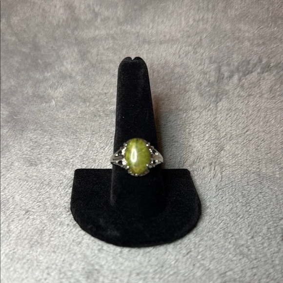 💚Elegant Silver & Green Ring in Gift Box/NWOT💚 - Picture 1 of 6